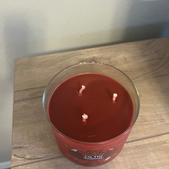 Bath and Body Works Candle - Picture 2 of 2